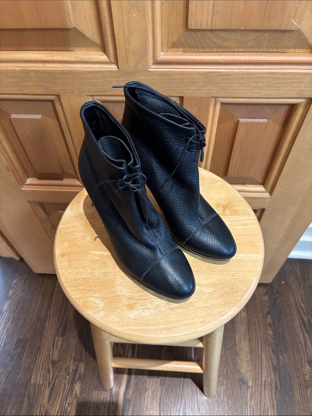 Like new Burberry black leather Shorty boot